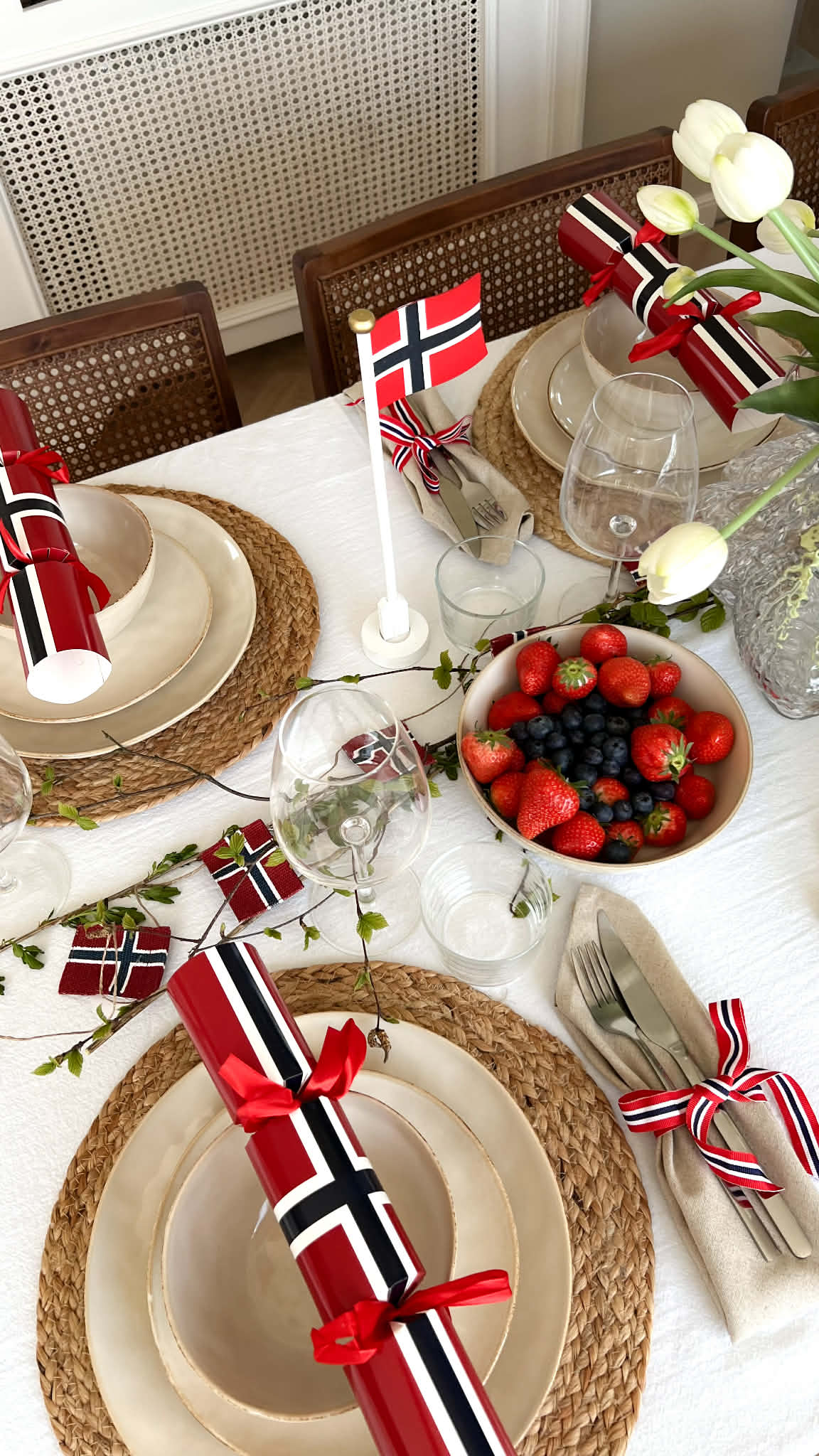 Vakkert dekket 17. mai-bord med naturfarger og norske detaljer