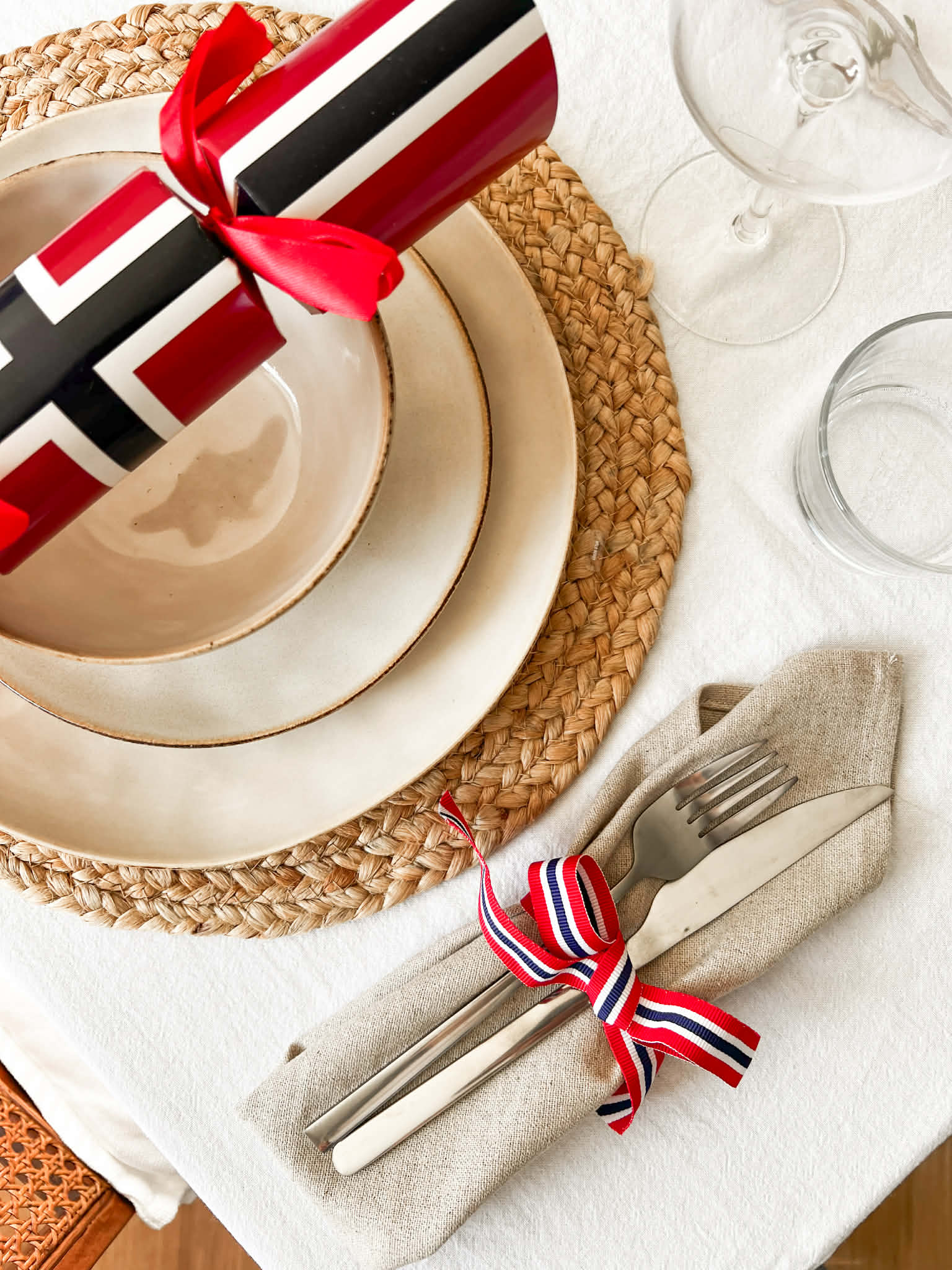 Kuvert med naturfarget dekkebrikke og kremhvitt servise