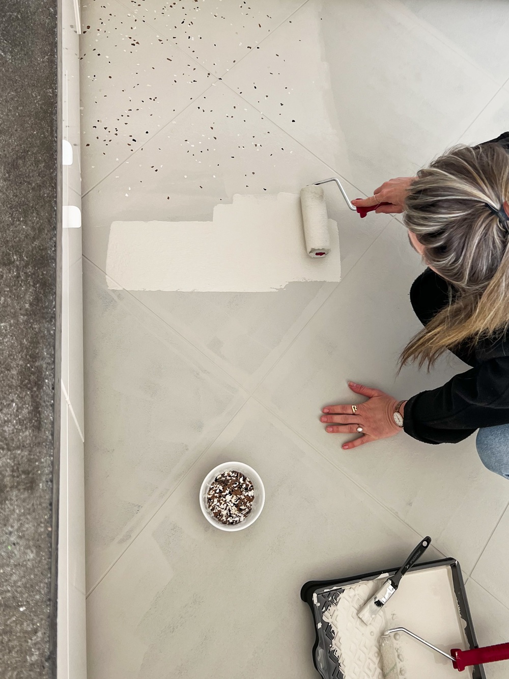 Sara maler gulv med terrazzo flakes